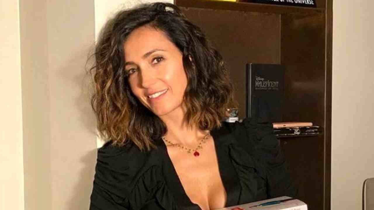 Caterina Balivo confessa come il suo décolleté è aumentato senza chirurgia