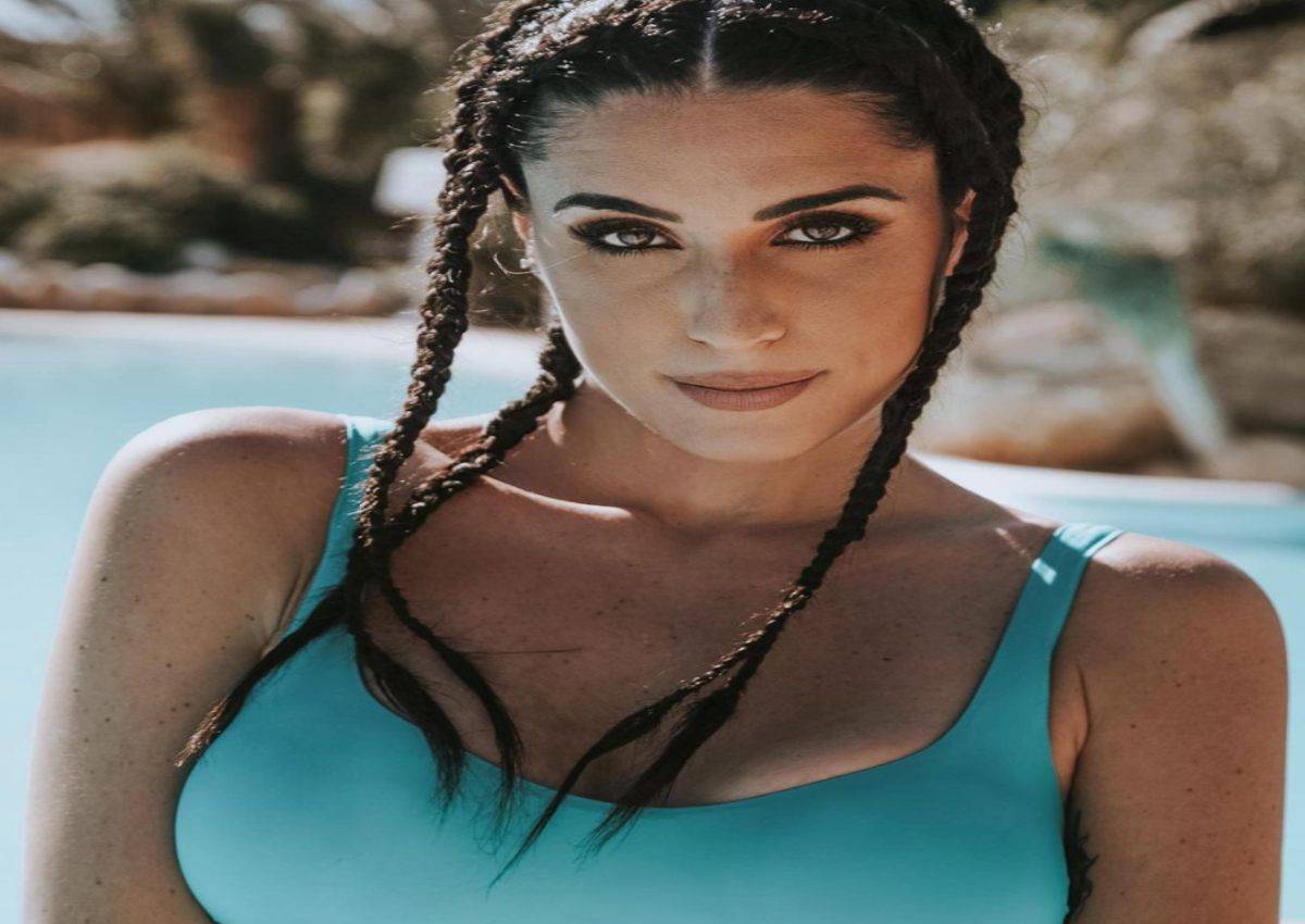Valentina Vignali: la foto in piscina è da togliere il fiato