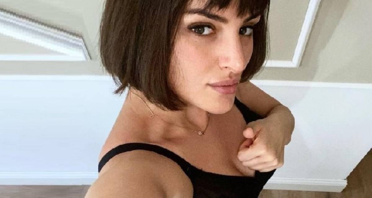 Arisa in barca: Il costume esalta il suo perfetto lato B-FOTO