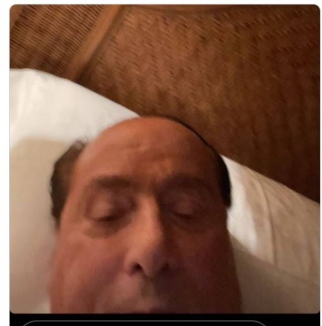 Berlusconi: la fidanzata di Silvio pubblica una sua foto al letto-E' irriconoscibile