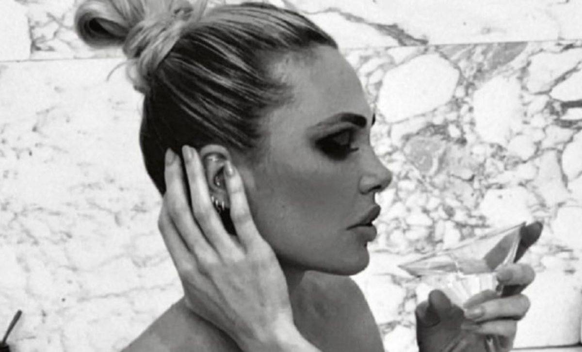 Ilary Blasi: la foto sul lettino mostra il suo lato B spettacolare!
