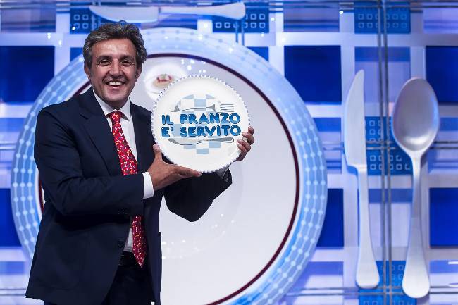 Flavio Insinna "il pranzo è servito" è gioco pericoloso: 4 feriti nel programma