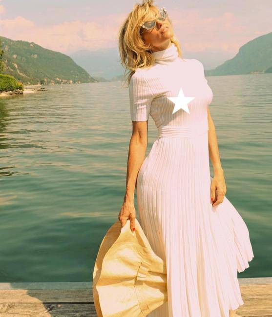 Justine Mattera: l'abito bianco mostra tutti i dettagli del décolletè-FOTO