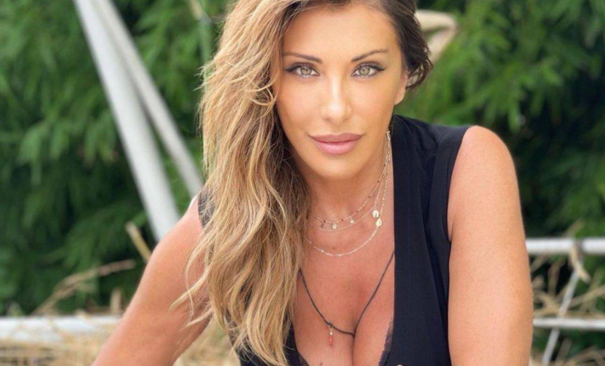 Sabrina Salerno il vestito verde mostra un dècolletè da sogno!-FOTO