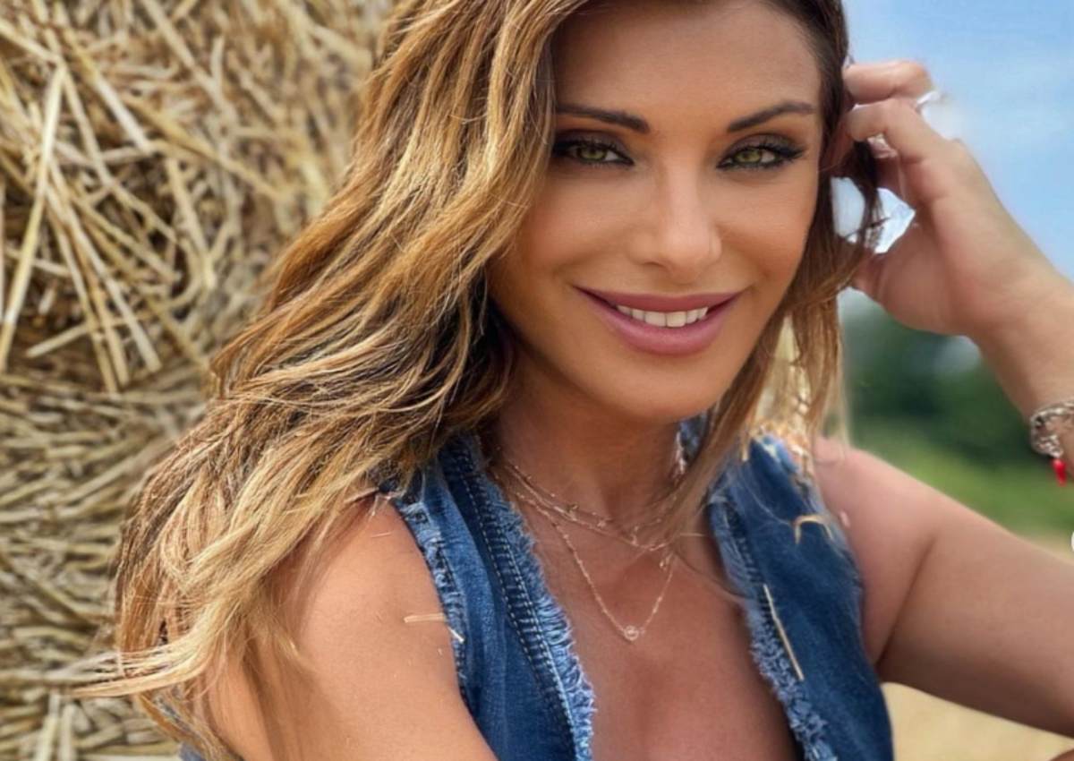 Sabrina Salerno: il bikini bianco non contiene le sue forme esplosive-FOTO