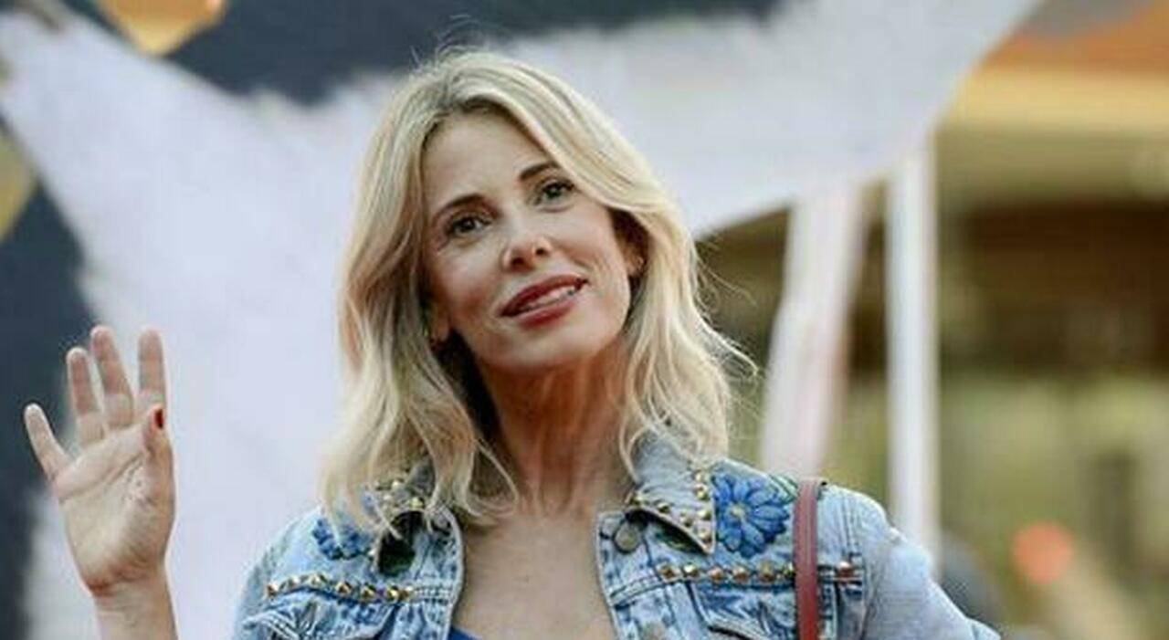 Alessia Marcuzzi la sua foto solo con gli slip infiamma il web