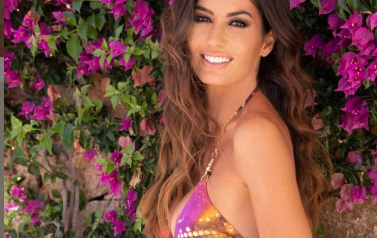 Elisabetta Gregoraci: lo slip si sposta ed i follower impazziscono-FOTO