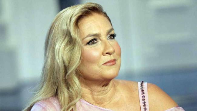 Romina Power al mare in bikini mostra tutte le sue forme