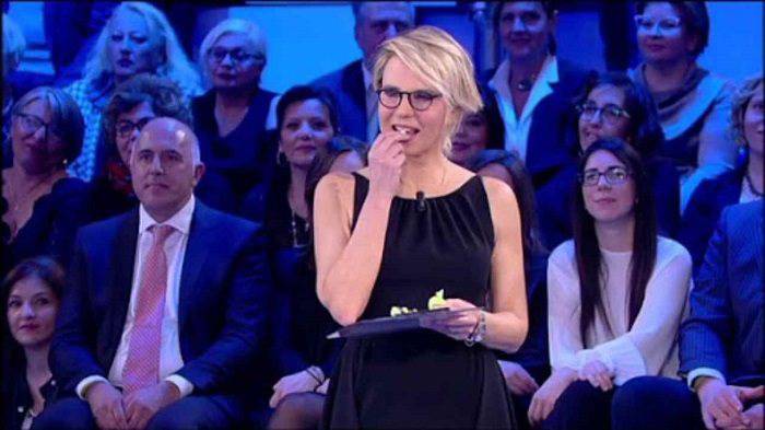 Come mai Maria De Filippi mangia le caramelle durante i programmi?