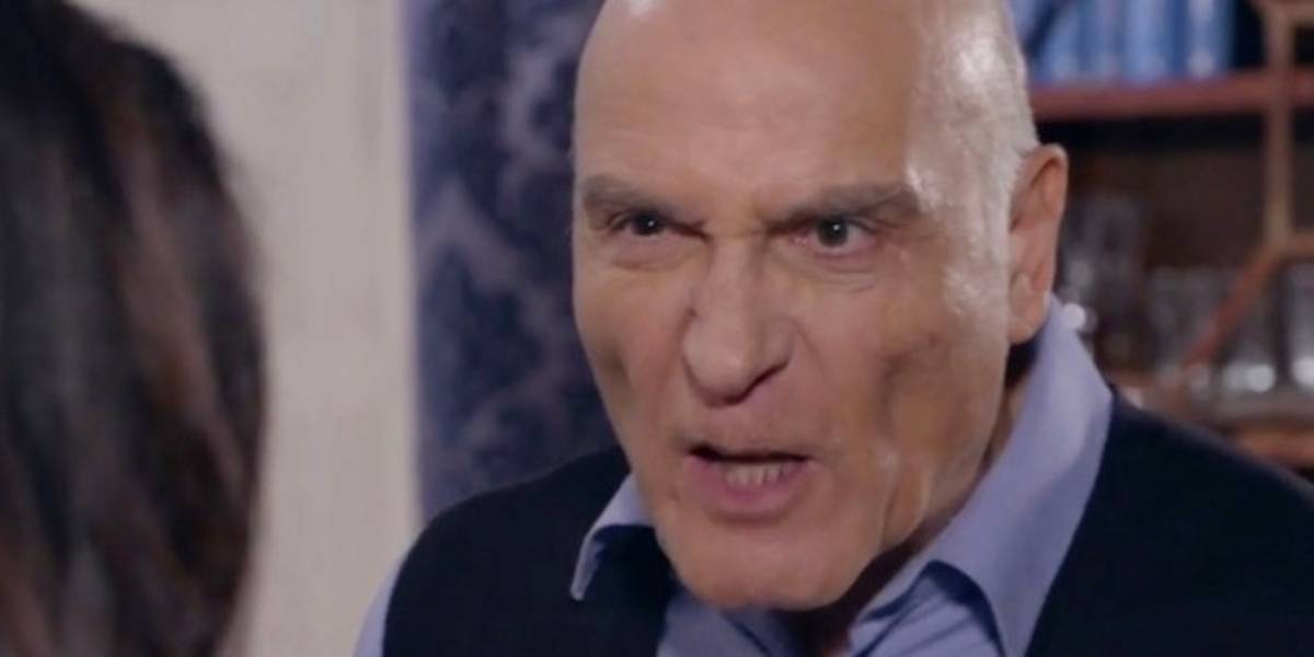 Un posto al sole: Manlio e l'inquietante particolare su lei