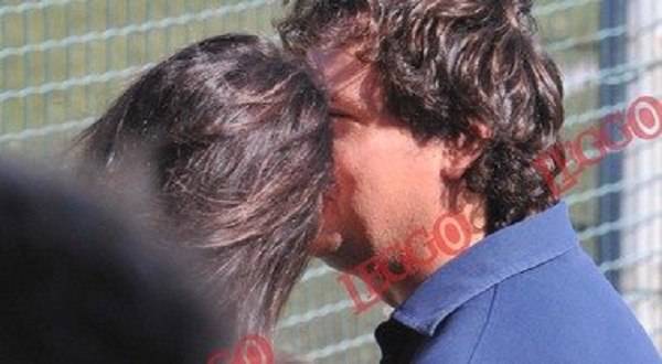 Elisa Isoardi sorpresa mentre si scambia un bacio con il suo nuovo fidanzato