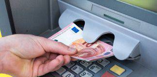 Bancomat, fate attenzione se prelevate questo importo scattano i controlli