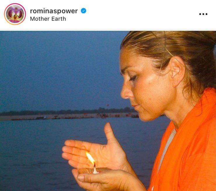 a cantante Romina PowerLa contatto con la natura