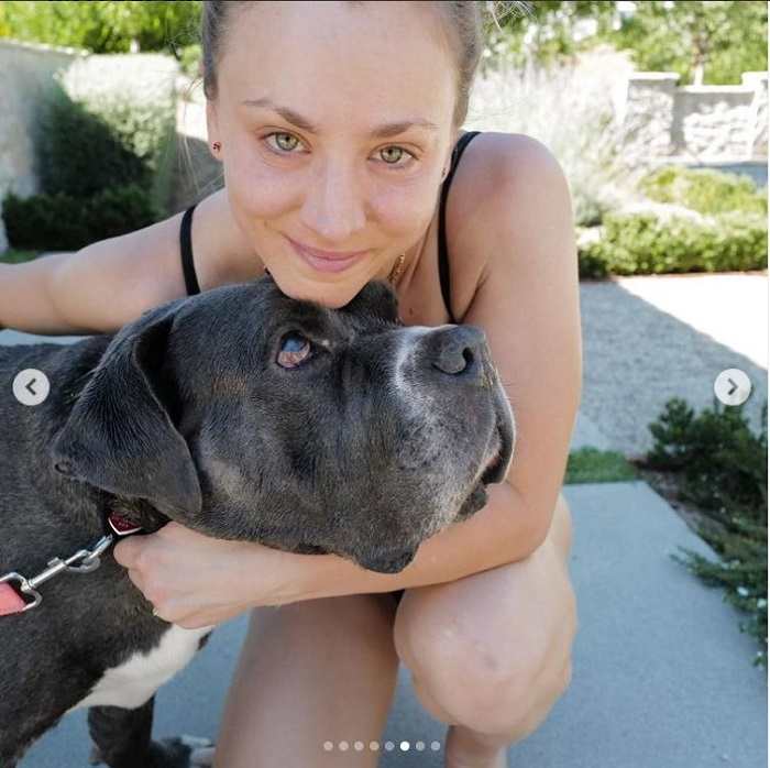 Kaley Cuoco in versione acqua e sapone