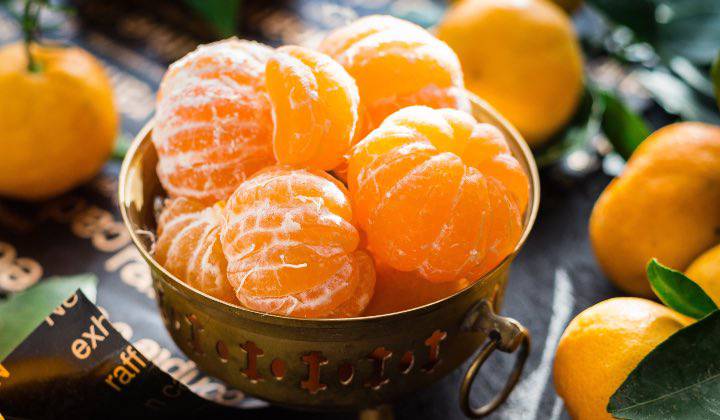 Mandarino, non buttare le bucce. Sono ricche di vitamina C e fanno bene. Come riutilizzare il cucina e in casa?