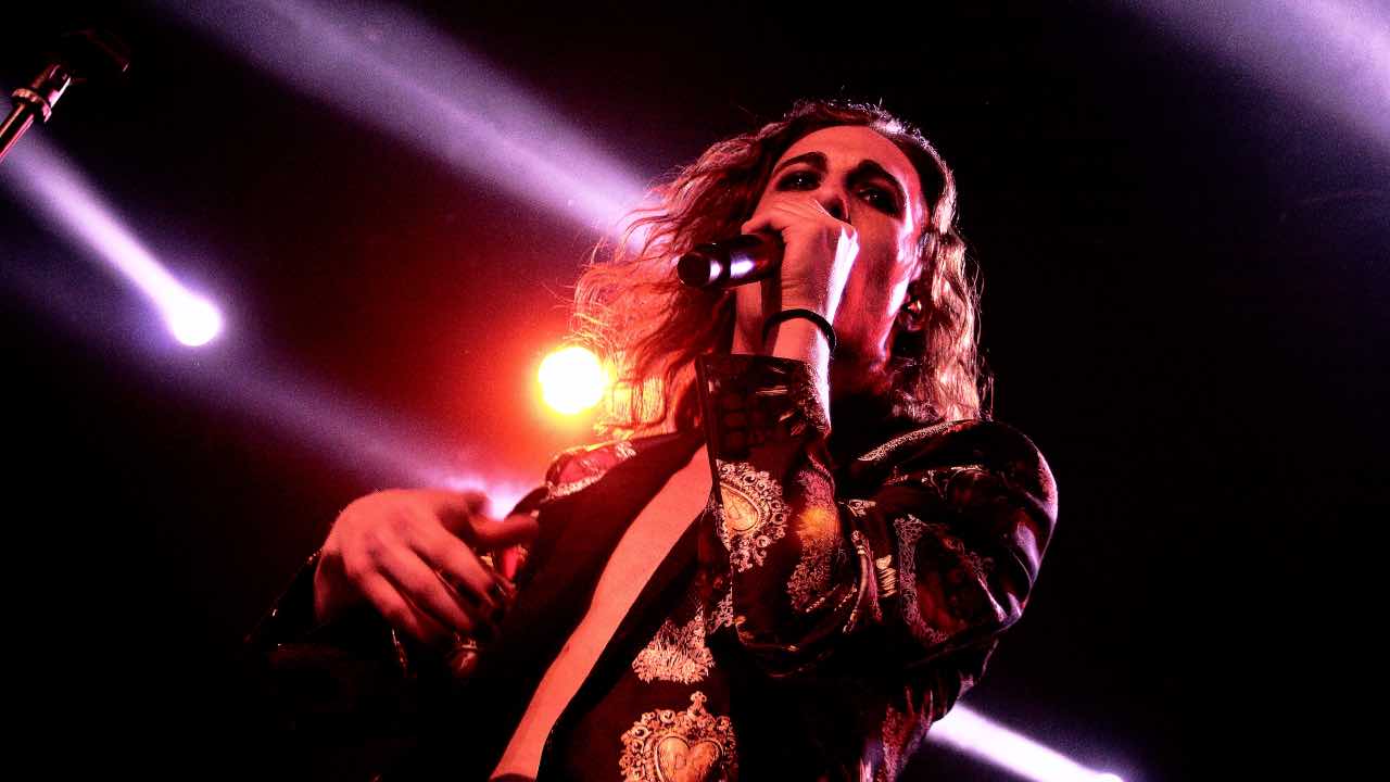 Gli auguri di Natale di Damiano, frontman dei Maneskin dividono i follower