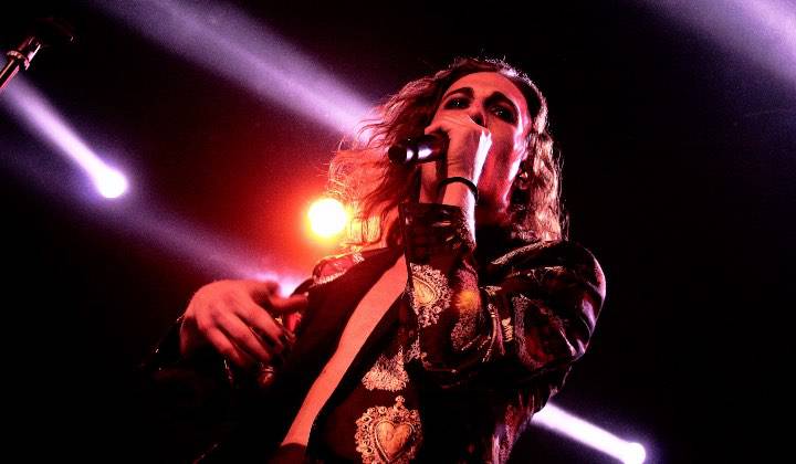 Gli auguri di Natale di Damiano, frontman dei Maneskin dividono i follower