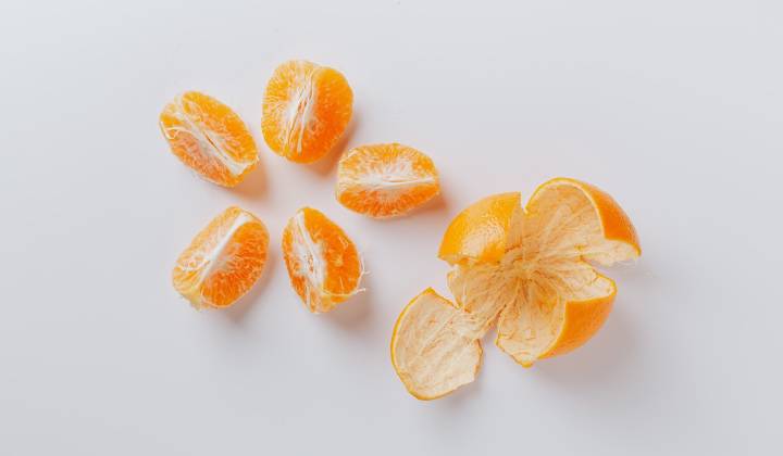 Mandarino, non buttare le bucce. Sono ricche di vitamina C e fanno bene. Come riutilizzare il cucina e in casa?