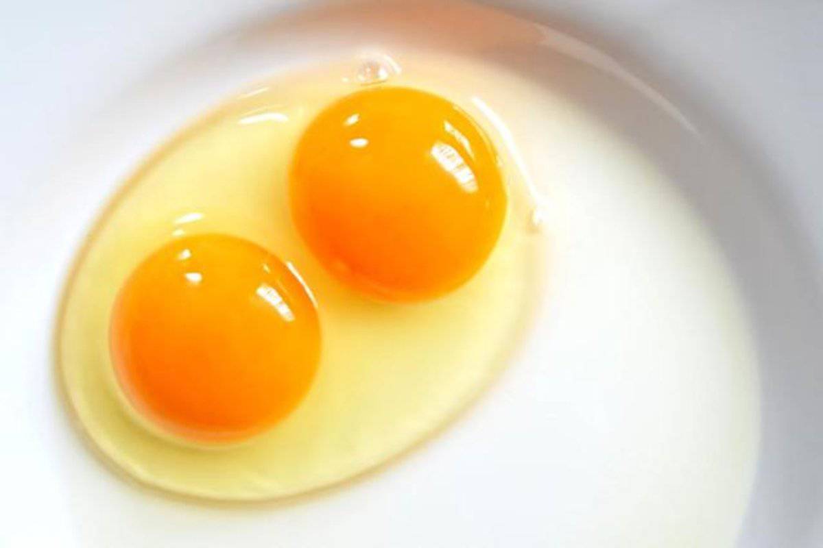 Doppio tuorlo nell'uovo? Ecco cosa significa veramente