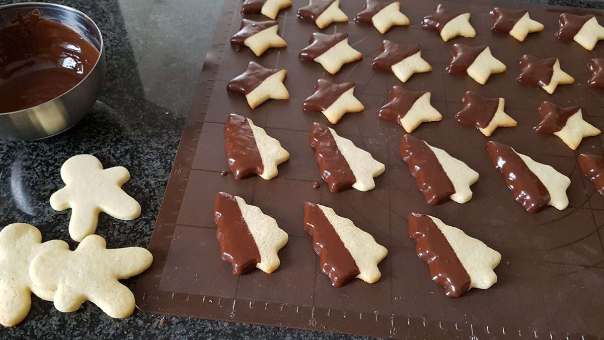 Natale: biscotti glassati al cioccolato, economici e veloci