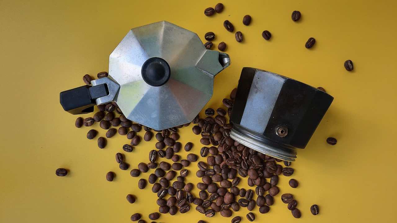 Caffè: usa i suoi fondi per pulire casa, resterai senza parole