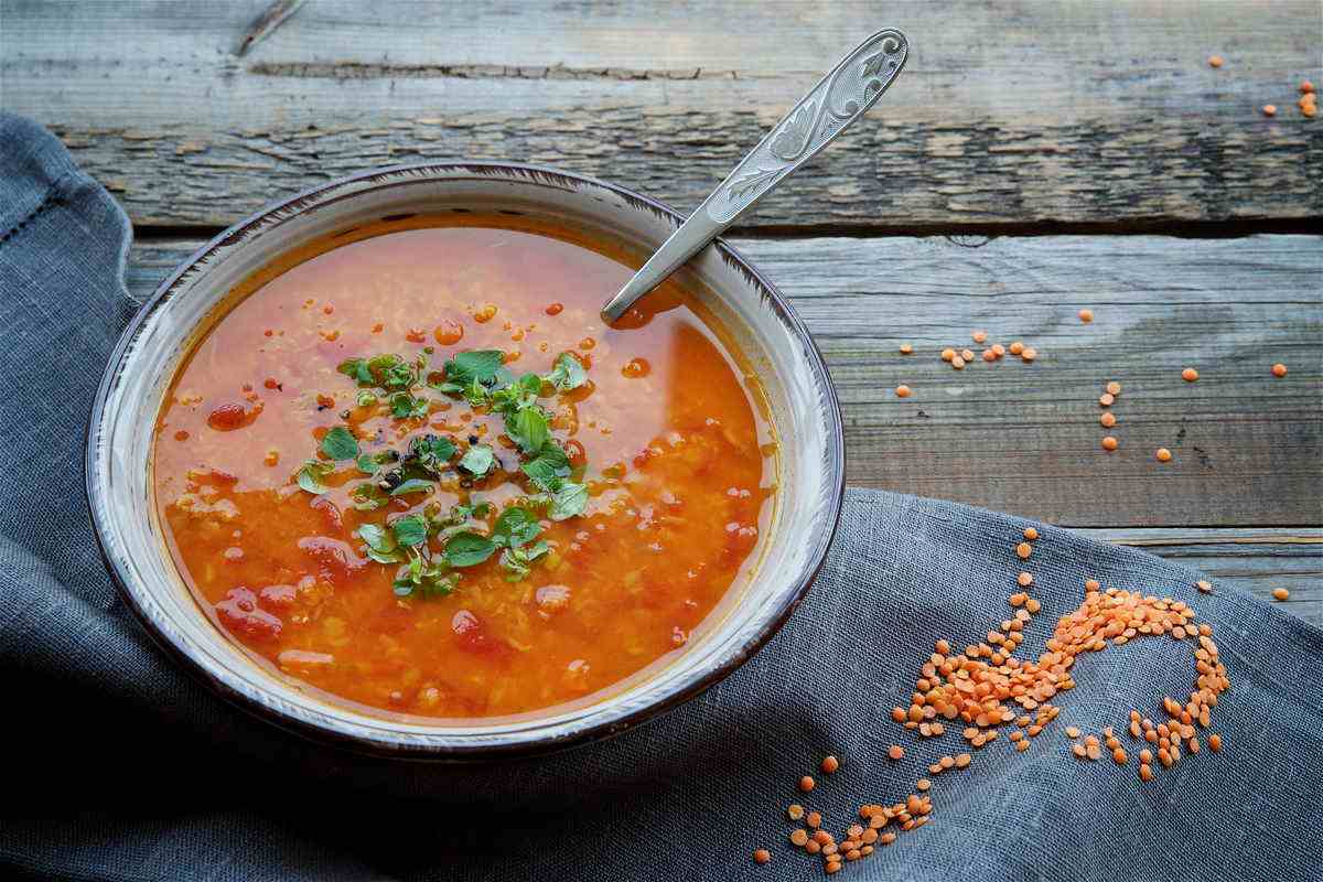 Cucina: Zuppa depurativa con lenticchie rosse, zenzero e curcuma