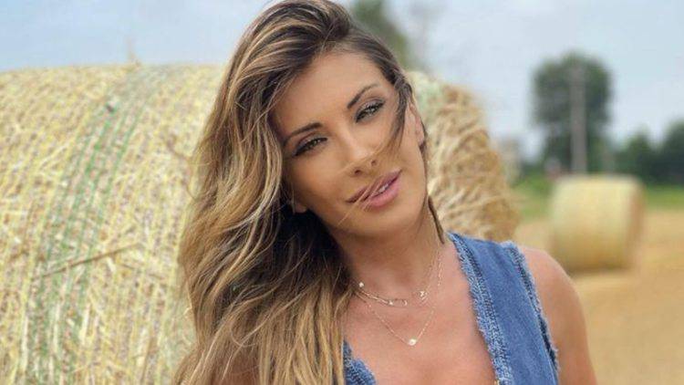 sabrina salerno foto bagno