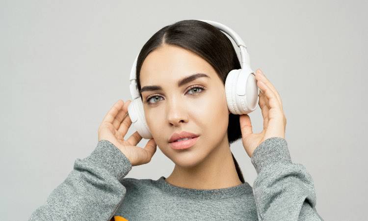 Cuffie per la musica: c'è un pericolo se le usiamo troppo