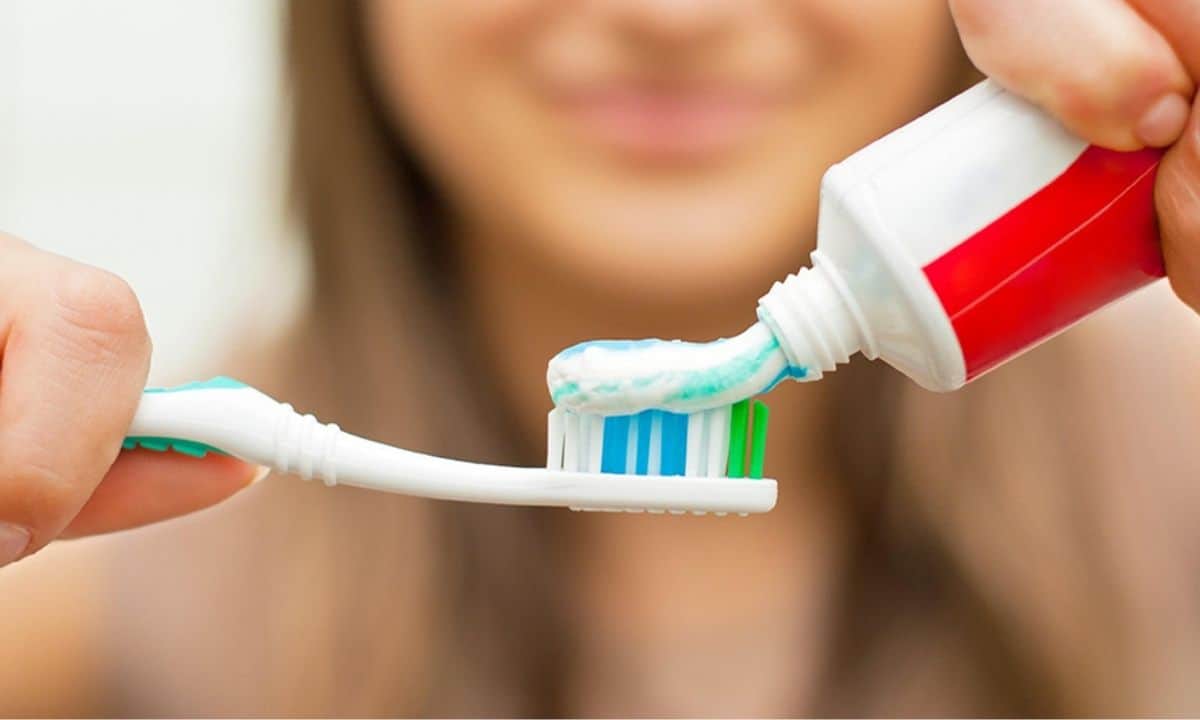 mangi alimenti aspetta 30 minuti lavare denti