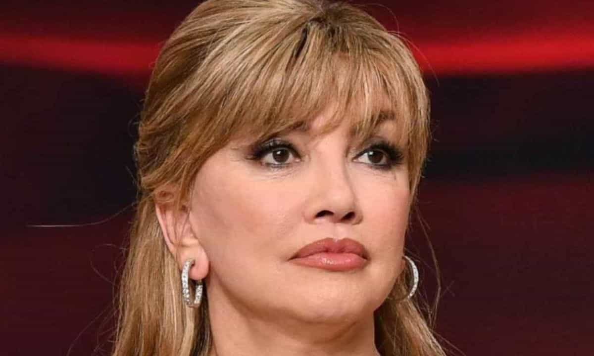 Milly Carlucci problemi Cantante Mascherato