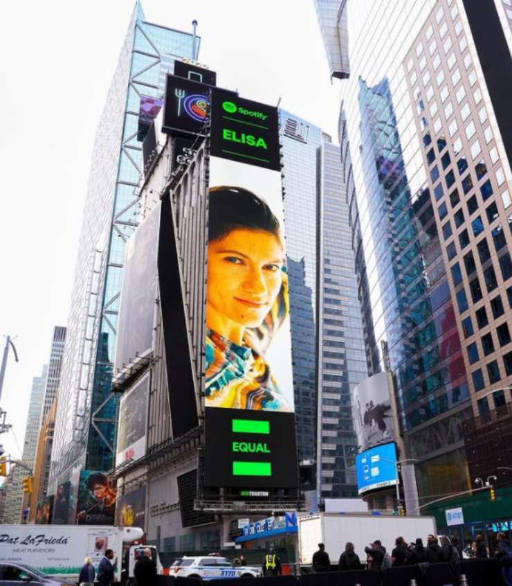 La cantante Elisa a Times Square (NY)