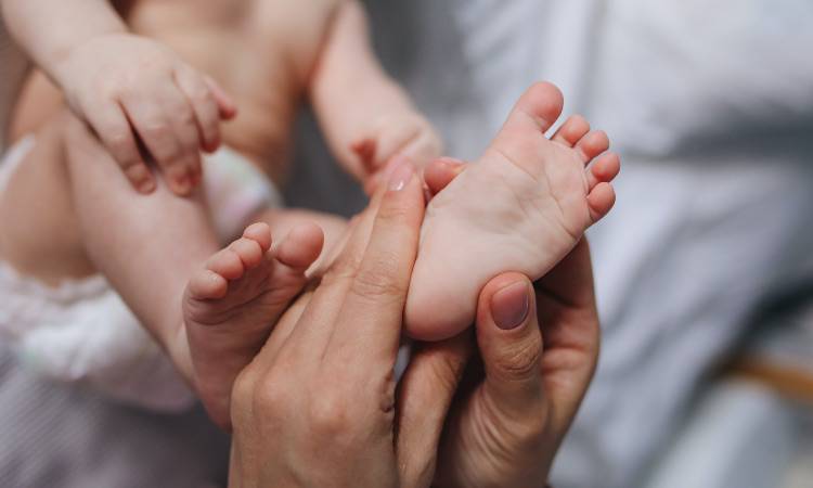 Camminare a piedi scalzi in casa fa bene, lo dice la scienza