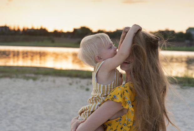 Neonato: ecco cosa vuol dire se arrotola i capelli della mamma