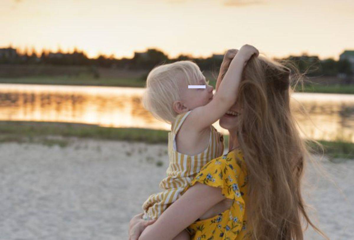 Neonato: ecco cosa vuol dire se arratola i capelli della mamma