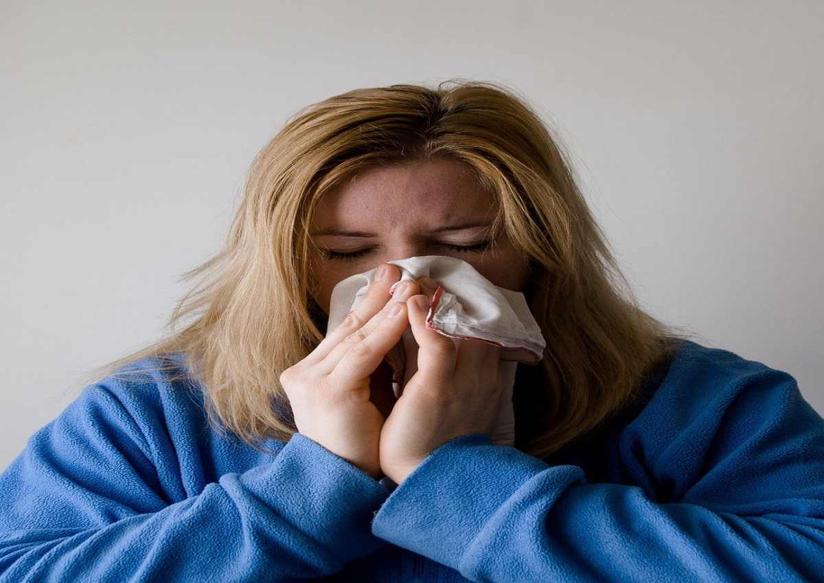 Resfriados e lágrimas nos olhos são sintomas de uma determinada doença