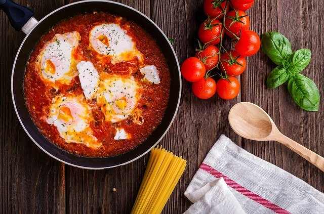 Uova con salsiccia, patate e peperoni, una bomba!