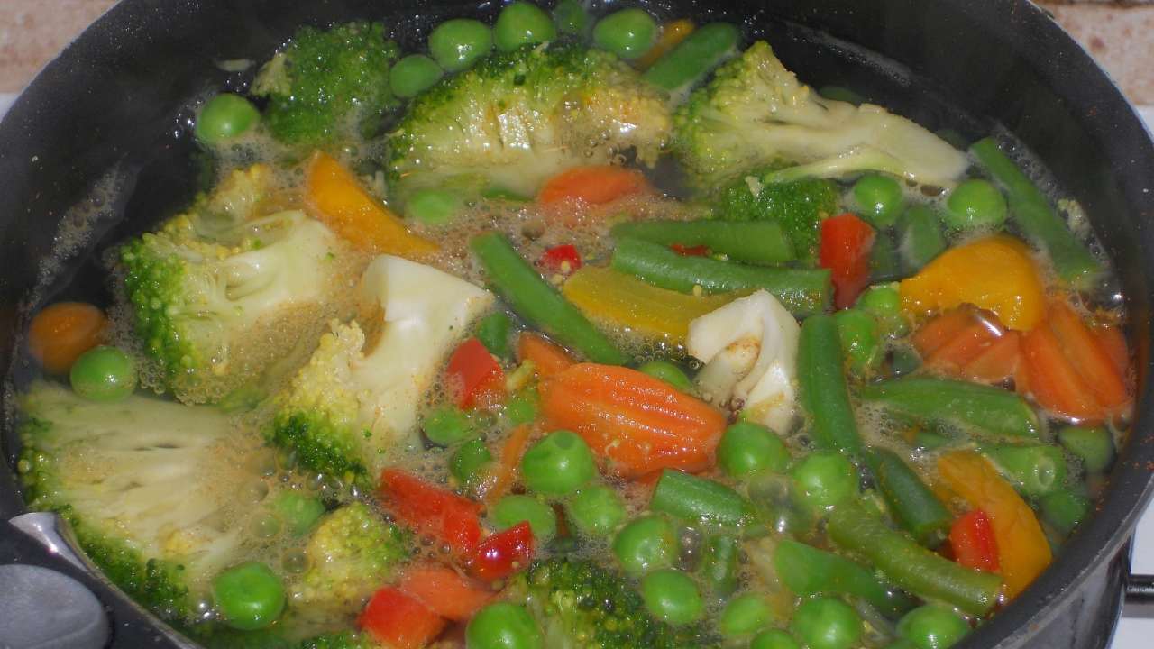 Acqua di cottura della verdura, non gettarla (Pixabay)