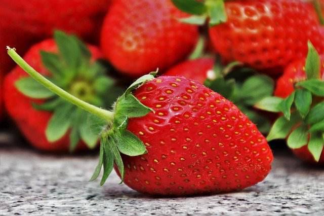 Dolce alle fragole: una bontà da 90 calorie a porzione