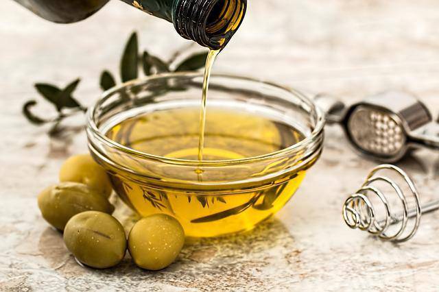 Olio d’oliva: perfetto anche sui capelli