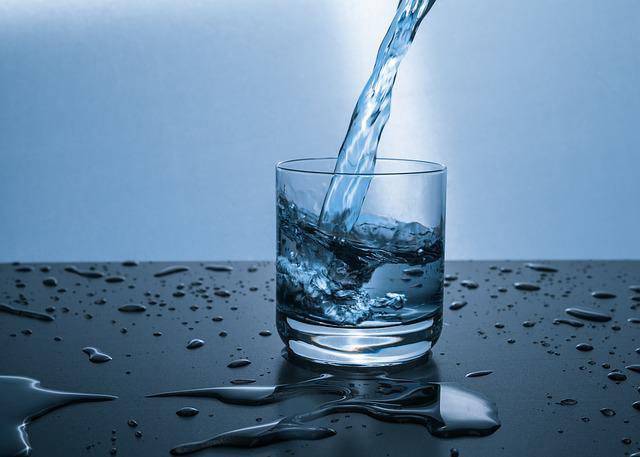Quanta acqua bisogna bere durante il giorno?