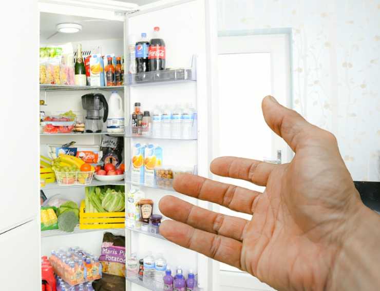 Attenzione alla porta aperta del frigorifero