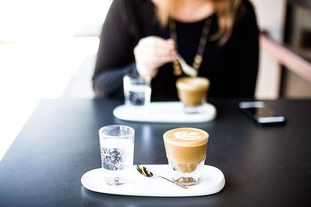 Caffè dai vestiti? Come rimuovere veramente questa macchia