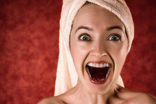 Dentifricio: fa bene su i capelli? Scopriamolo