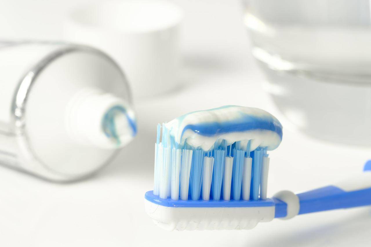 Dentifricio: fa bene su i capelli? Scopriamolo