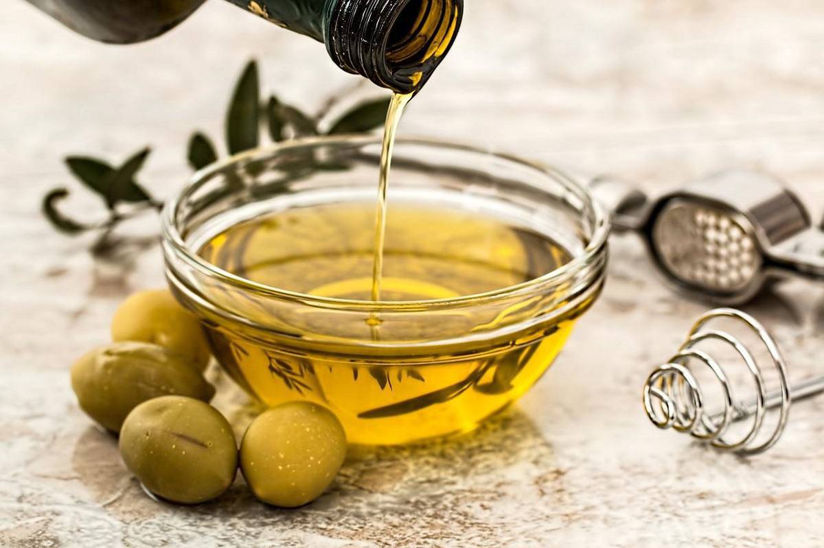 Olio d’oliva: perfetto anche sui capelli
