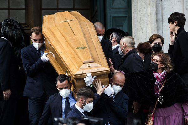 I medici la dichiarano morta: bussa nella bara durante il funerale
