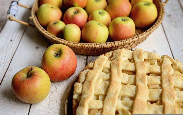 Torta di mele: light e a tre strati, ottima e velocissima