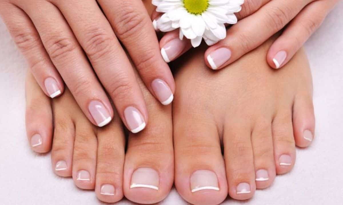 unghie moda micro french manicure