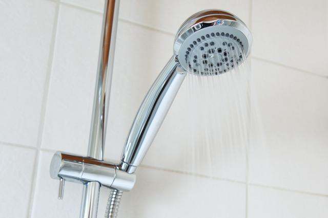 Tenda della doccia: evita la muffa così, a tutti capita!