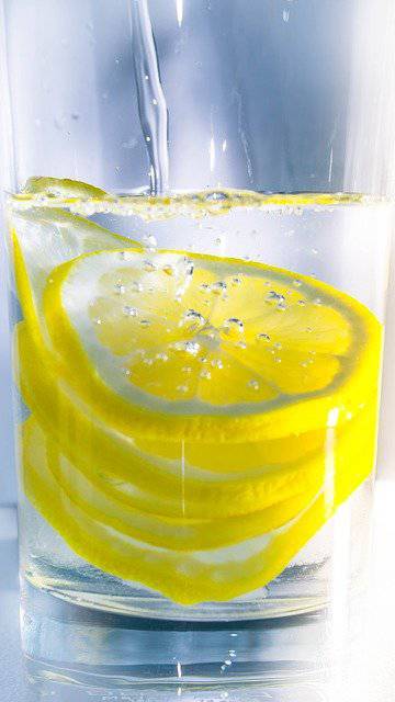 Acqua e limone: fa bene berli di prima mattina a stomaco vuoto?